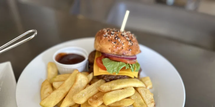 Club sandwich či burger s trhaným hovězím a příloha dle výběru pro 1 i 2 osoby