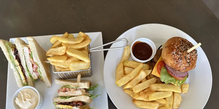 Club sandwich či burger s trhaným hovězím a příloha dle výběru pro 1 i 2 osoby