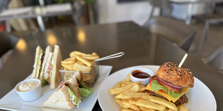 Club sandwich či burger s trhaným hovězím a příloha dle výběru pro 1 i 2 osoby