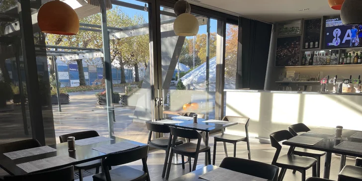 Club sandwich či burger s trhaným hovězím a příloha dle výběru pro 1 i 2 osoby
