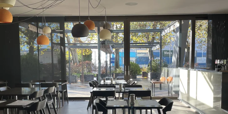 Club sandwich či burger s trhaným hovězím a příloha dle výběru pro 1 i 2 osoby