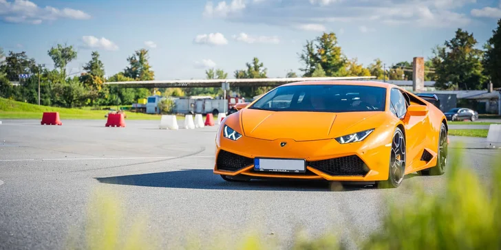 Jízda ve Ferrari, Lamborghini, Porsche, Nissanu či rally taxi Ford a závodní simulátor ve virtuální realitě