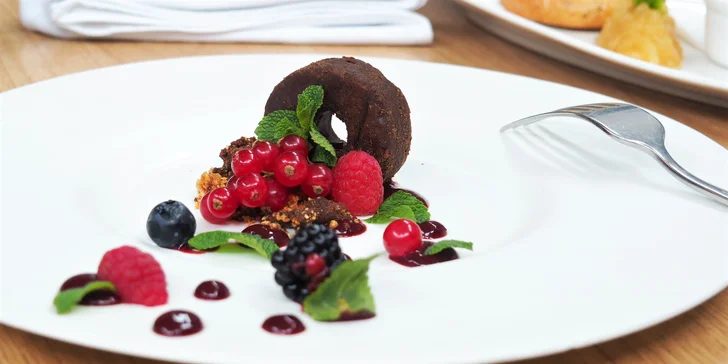 4chodové menu ve špičkové restauraci: husí paštika, kukuřičný krém, roastbeef i čokoládové brownie