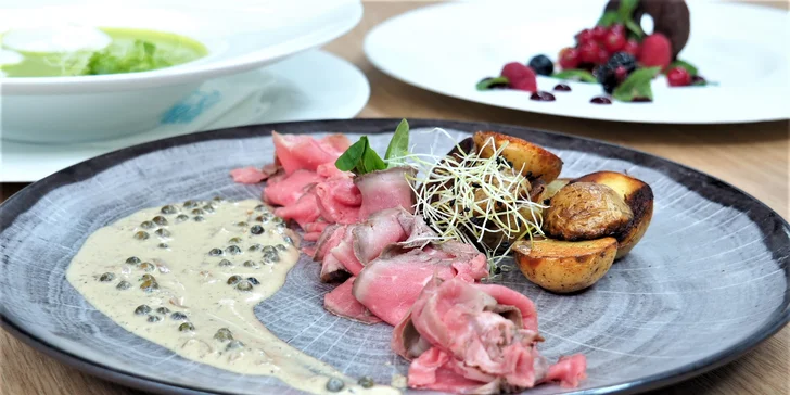 4chodové menu ve špičkové restauraci: husí paštika, kukuřičný krém, roastbeef i čokoládové brownie
