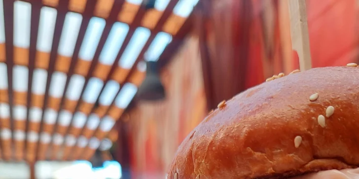 Dobrota v bulce pro 1 i 2 osoby: klasický hovězí burger či pálivá specialita i jelení burger