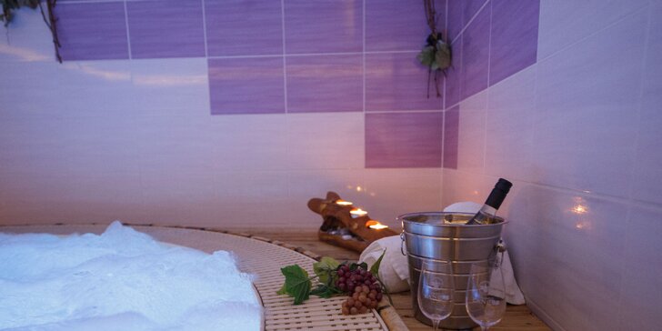 Romantika pro dva: wellness s vířivým sudem a finskou saunou a mísa ovoce, sekt či pečená žebra