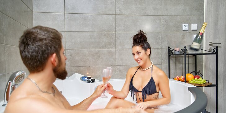 Privátní wellness pokoje v různých stylech: hydromasážní vana, sauna i relax zóna