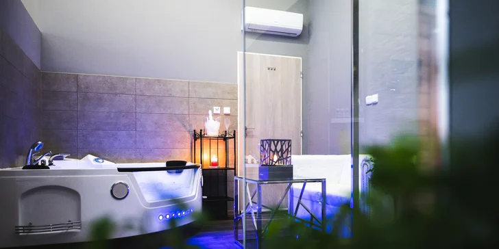 Privátní wellness pokoje v různých stylech: hydromasážní vana, sauna i relax zóna