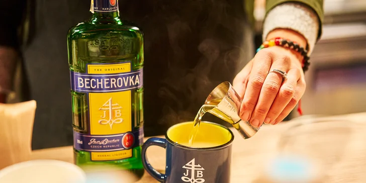 Svařák nebo punč s Becherovkou ve vyhřívaném apres-ski stanu v Karlíně