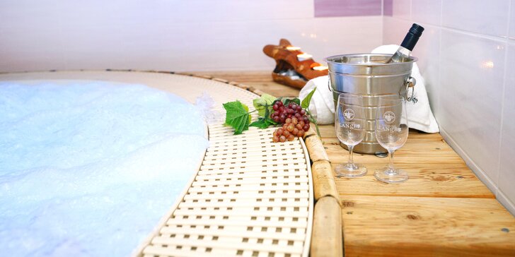 Romantika pro dva: wellness s vířivým sudem a finskou saunou a mísa ovoce, sekt či pečená žebra