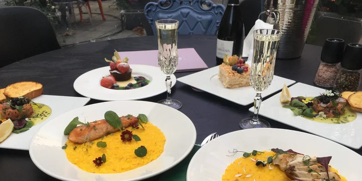 Tříchodové menu pro dva v iglú: tatarák z lososa, šafránové rizoto, fondant i lahev vína