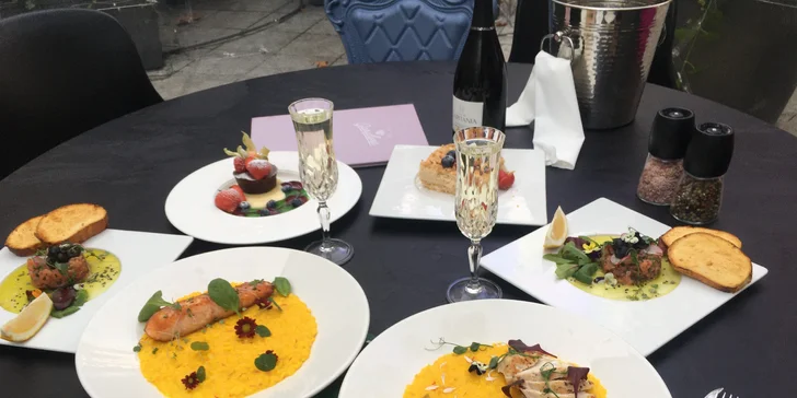 Tříchodové menu pro dva v iglú: tatarák z lososa, šafránové rizoto, fondant i lahev vína