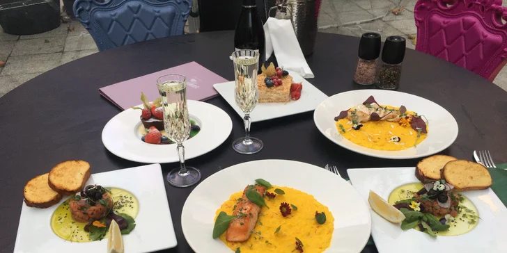 Tříchodové menu pro dva v iglú: tatarák z lososa, šafránové rizoto, fondant i lahev vína