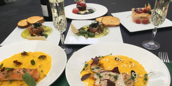 Tříchodové menu pro dva v iglú: tatarák z lososa, šafránové rizoto, fondant i lahev vína
