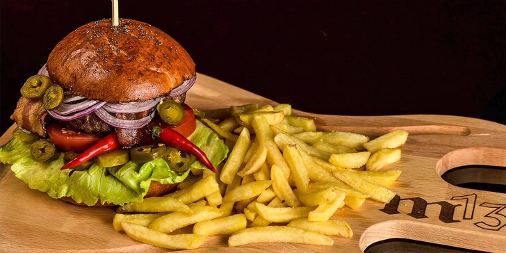 Burger podle výběru ze 4 druhů a hranolky v rockové restauraci v centru Brna