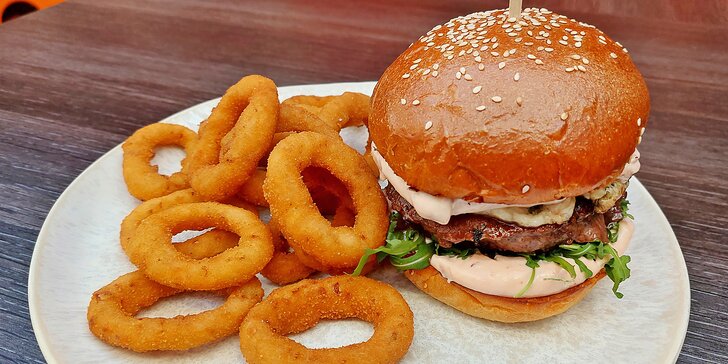 Dobrota v bulce pro 1 i 2 osoby: klasický hovězí burger či pálivá specialita i jelení burger