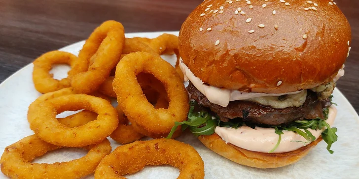 Dobrota v bulce pro 1 i 2 osoby: klasický hovězí burger či pálivá specialita i jelení burger