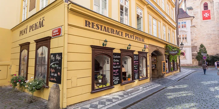 Staročeské pochutnání: na pivu pečené koleno, variace zelí a bramboráčky