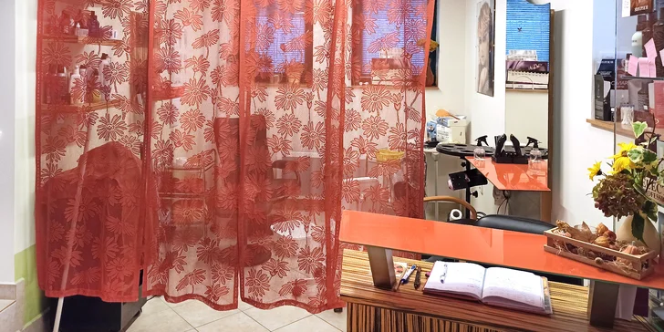 Reflexní masáž nohou s peelingem i parafínový zábal rukou
