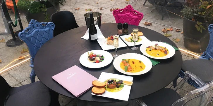 Tříchodové menu pro dva v iglú: tatarák z lososa, šafránové rizoto, fondant i lahev vína