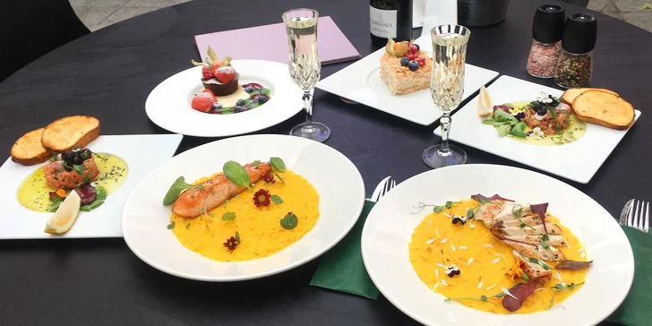 Tříchodové menu pro dva v iglú: tatarák z lososa, šafránové rizoto, fondant i lahev vína