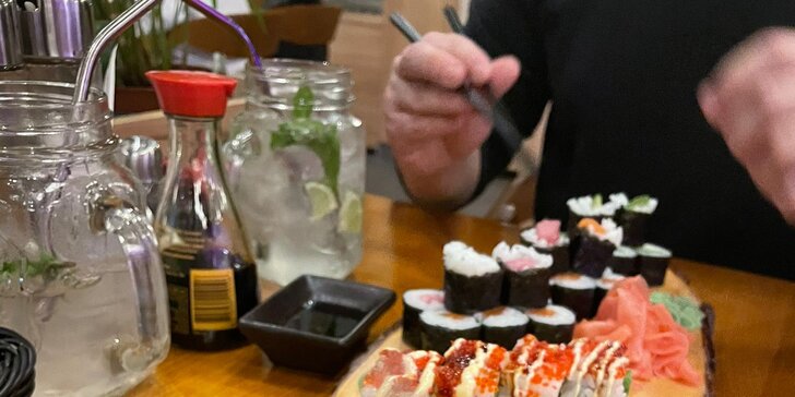 Set 54 ks sushi: maki, nigiri i speciální rolky podávané na suchém ledu