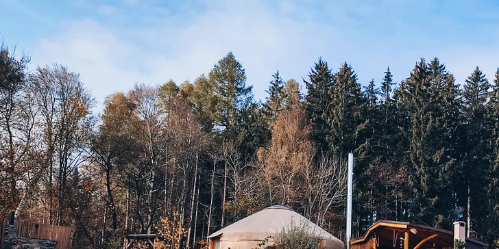 Plně vybavená jurta na samotě v Podkrkonoší: wellness a dokonalý výhled do krajiny