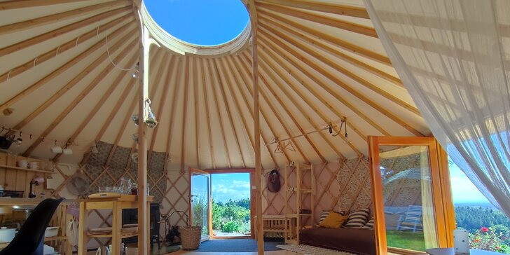 Plně vybavená jurta na samotě v Podkrkonoší s dokonalým výhledem do krajiny