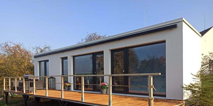 Designový tiny house v přírodě poblíž Olomouce až pro 4 osoby: americký styl, snídaně a zahrada s bazénem