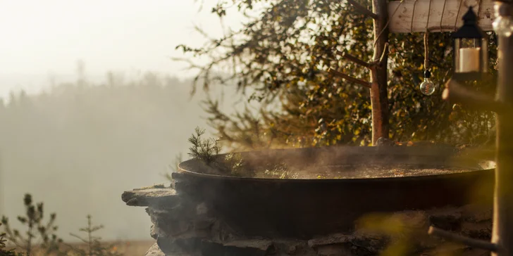 Plně vybavená jurta na samotě v Podkrkonoší: wellness a dokonalý výhled do krajiny