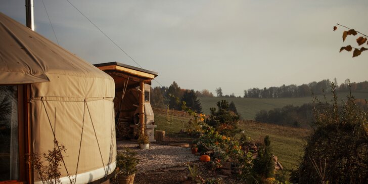 Plně vybavená jurta na samotě v Podkrkonoší s dokonalým výhledem do krajiny