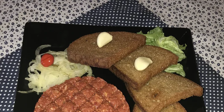 Tatarák z českého hovězího a zlatavé topinky s česnekem: 200 nebo 400 g