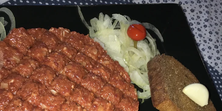 Tatarák z českého hovězího a zlatavé topinky s česnekem: 200 nebo 400 g