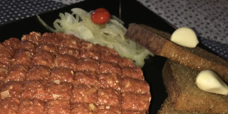 Tatarák z českého hovězího a zlatavé topinky s česnekem: 200 nebo 400 g