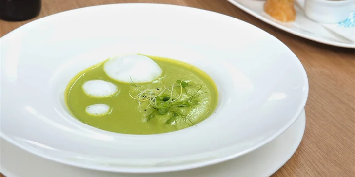 4chodové menu ve špičkové restauraci: husí paštika, kukuřičný krém, roastbeef i čokoládové brownie
