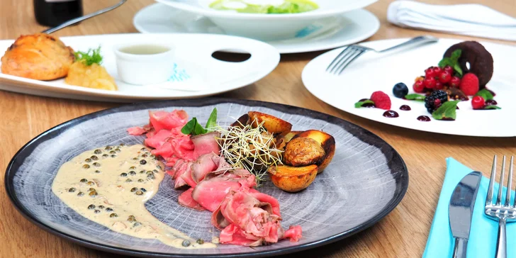 4chodové menu ve špičkové restauraci: husí paštika, kukuřičný krém, roastbeef i čokoládové brownie