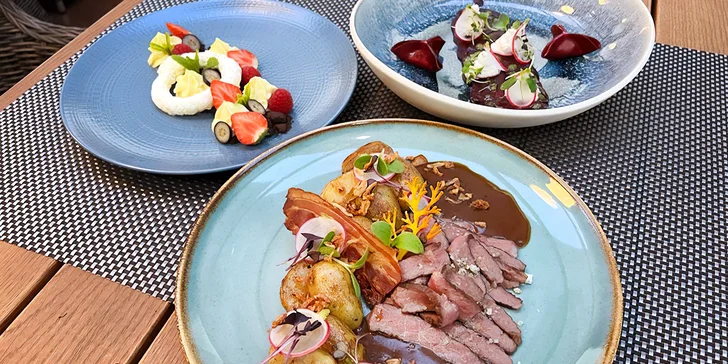 Tříchodové menu pro 2 osoby v centru Plzně: carpaccio z řepy, flank steak a čokoládová hlína