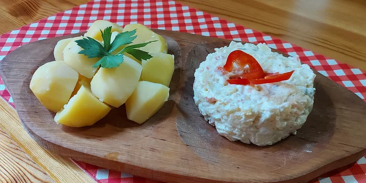 Řízková párty se spoustu příloh a dezertem pro dva i partu: až 1 kg masa, salát i hranolky, plněné rohlíčky