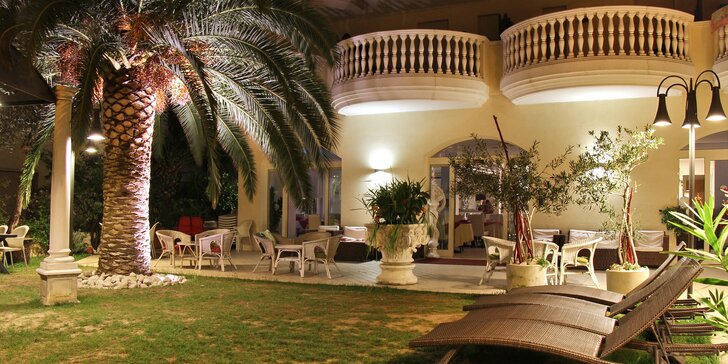 Letní dovolená na Palmové riviéře: hotel 200 m od pláže, plážový servis a plná penze