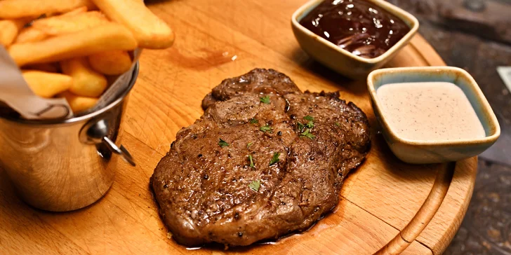 Steakové menu pro dva: maso z vlastního chovu, hranolky, domácí zmrzlina i prosecco