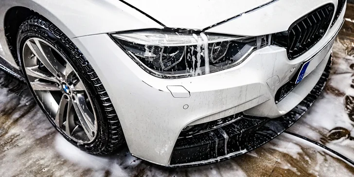 Péče u auto: renovace světel i laku, čištění interiéru, ruční mytí či voskování