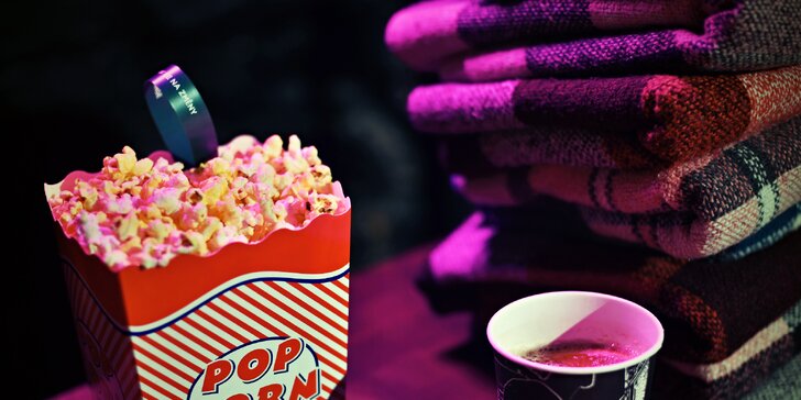 Vstupenky do kina ve Vnitroblocku s popcornem i svařákem nebo lahví prosecca