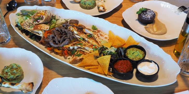 Mexické menu pro dva: burrito, fajita, quesadilla, nachos i guacamole a čokoládový dezert