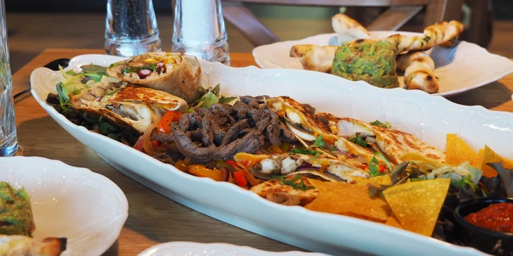 Mexické menu pro dva: burrito, fajita, quesadilla, nachos i guacamole a čokoládový dezert