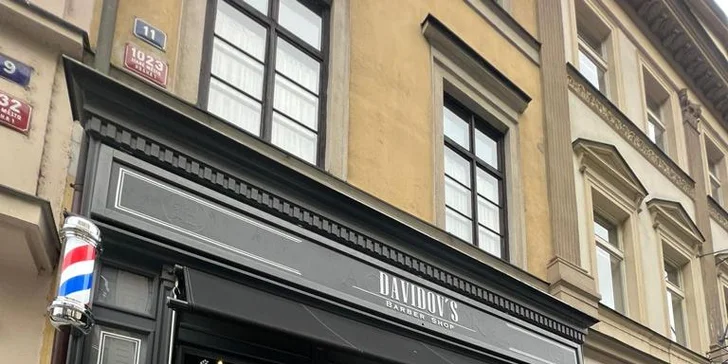 VIP barber balíček plný péče: střih, masáž hlavy, hot towel, pleťová maska i sklenka alkoholu