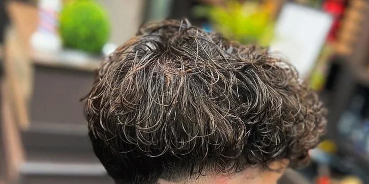 VIP barber balíček plný péče: střih, masáž hlavy, hot towel, pleťová maska i sklenka alkoholu