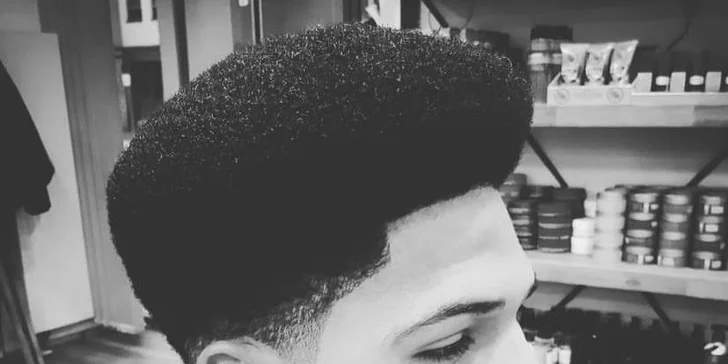 VIP barber balíček plný péče: střih, masáž hlavy, hot towel, pleťová maska i sklenka alkoholu