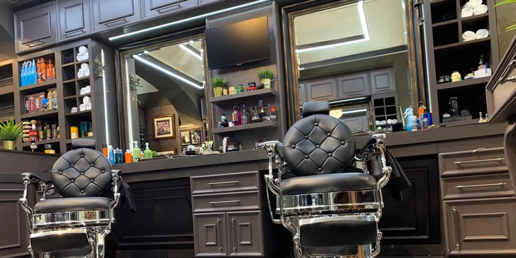 VIP barber balíček plný péče: střih, masáž hlavy, hot towel, pleťová maska i sklenka alkoholu