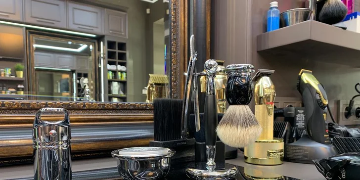 VIP barber balíček plný péče: střih, masáž hlavy, hot towel, pleťová maska i sklenka alkoholu