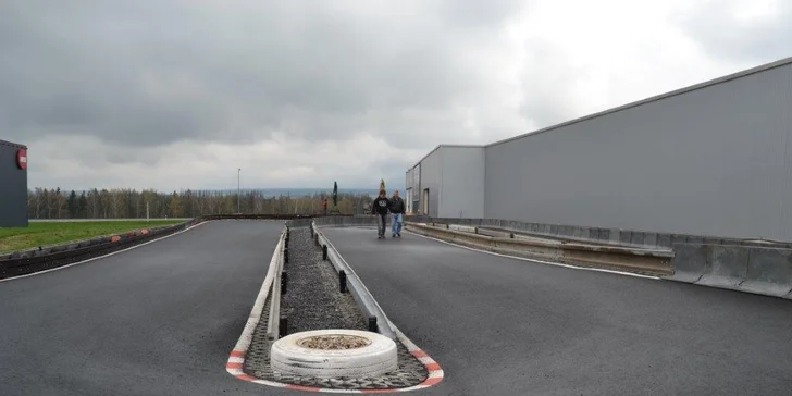 Adrenalin na nejdelší dráze východních Čech: jízda v závodní motokáře